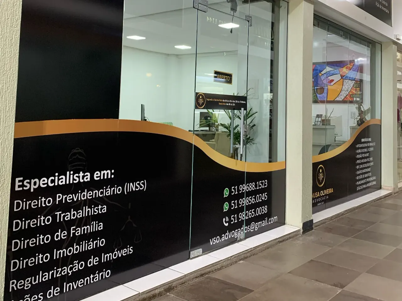 Entrada do escritório na Galeria Comassetto, no centro de Taquara